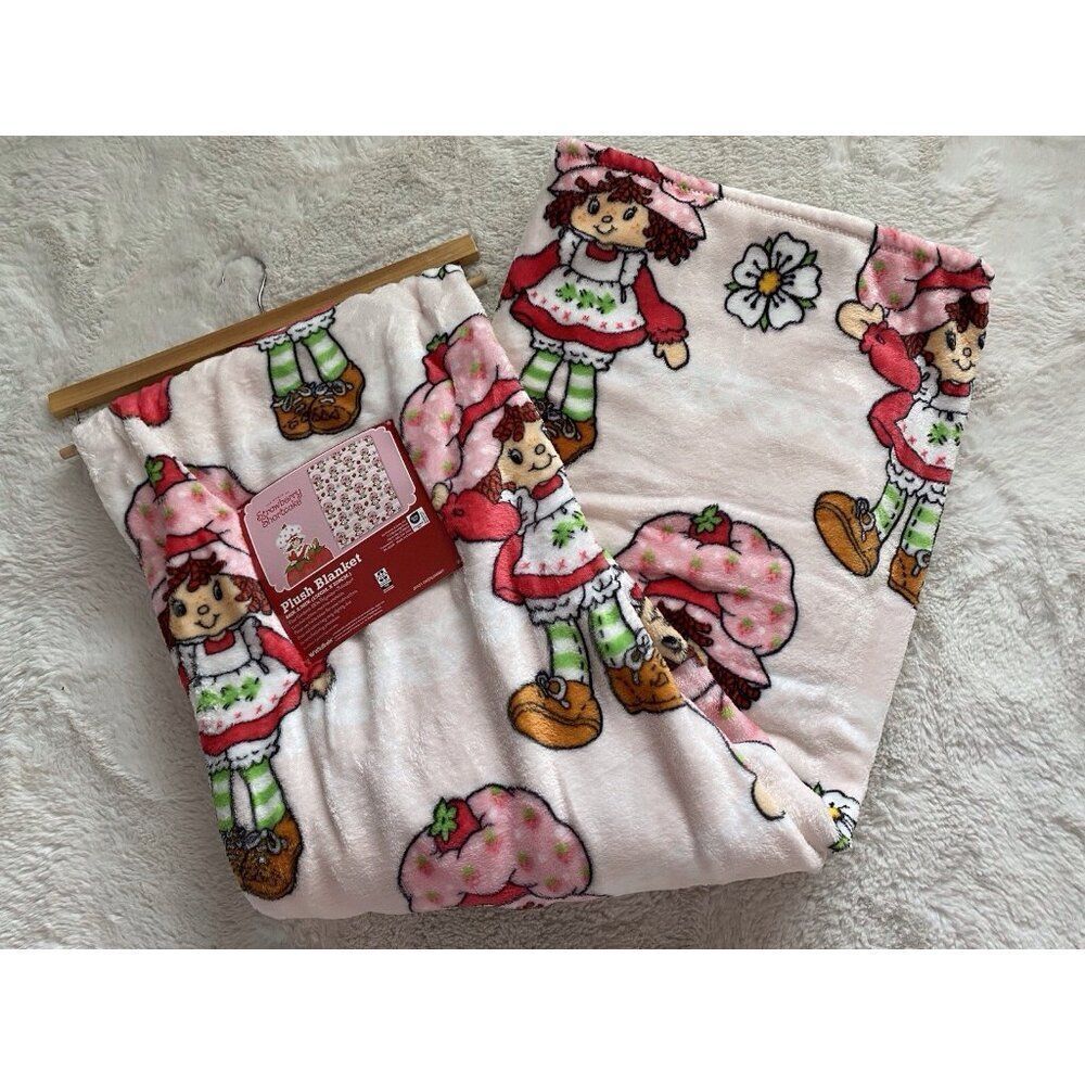 Strawberry Shortcake Classic 60 X 90” Soft Plush Blanket TWIN Size Poses Flowers - Picture 9 of 16